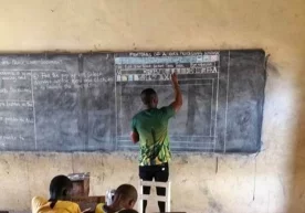 Afrikadagi qishloqda hayratlanarli informatika darsi (foto) фото