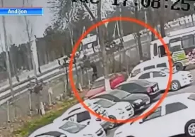 Андижонда қоидабузар ҳайдовчи жарима майдончаси деворидан ошиб қочиб кетди фото