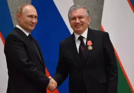 Путин Мирзиёевга Александр Невский орденини топширди фото