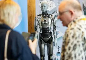 Odamsimon robotlar insoniyatga qarshi isyon ko‘tarish niyati yo‘qligini «aytdi» фото