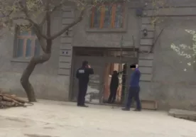 Zangiotada o‘qituvchi va shifokorlar MIB xodimlari bilan uyma-uy yurgani haqida фото