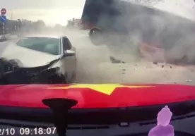 Ayol bolasi bilan ular ustiga bostirib kelayotgan yuk mashinadan arang qochib qutildi (video) фото