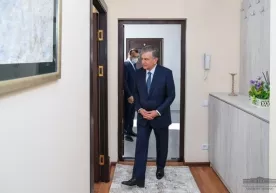 «Ўзим ҳам 15 йил ижарада яшаганман». Шавкат Мирзиёев Олмазордаги олимлар мавзесида бўлди фото