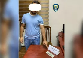 Тошкентда қалбаки 20 минг долларни 8 минг долларга сотмоқчи бўлган шахс ушланган фото
