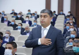 Ҳоким ўринбосари "Навбаҳор"га ҳомийлик учун пул олиб, ўз эҳтиёжига сарфлаб юборгани аниқланди фото