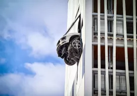Moskvada Porsche uchinchi qavat devorini teshib o‘tib, bino devorida osilib qoldi фото