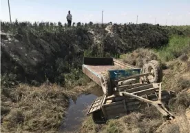 Buxoroda traktor tirkamasi zovurga ag‘darildi. Ikki kishi voqea joyida vafot etdi фото