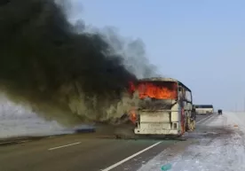 Қозоғистон ИИВ: Ақтўбеда ёниб кетган автобус техник носоз бўлган фото
