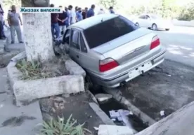 Jizzaxda sodir bo‘lgan YTHda yo‘l chetida savdo qilayotgan bola jarohatlandi фото
