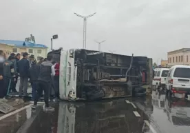 Qashqadaryoda salonida o‘ndan ortiq yo‘lovchi bo‘lgan avtobus ag‘anab ketdi фото