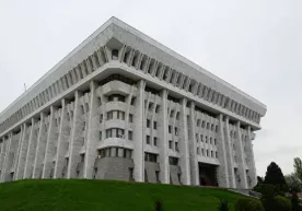 Qirg‘izistonda amaldor tashqi ko‘rinishi sababli parlamentdan chiqarib yuborildi фото