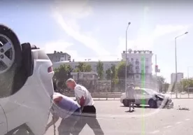 Самарада ЙТҲ га учраб, ағдарилган машина видеога олинди (Видео) фото