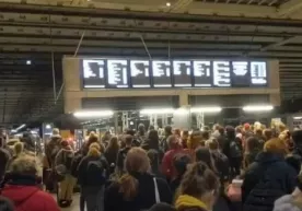 Karantin xabaridan so‘ng aholi Londonni ommaviy tark etishni boshladi (video) фото