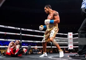Эвандер Ҳолифилд UFC собиқ чемпионига қарши жангда 1-раунддаёқ нокаутга учради фото