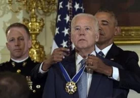Obama o‘z vise-prezidentiga AQShning eng oliy mukofotini topshirdi фото