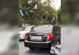 Автомобилдан пул сочган «бойвачча» 15 суткага қамалди фото