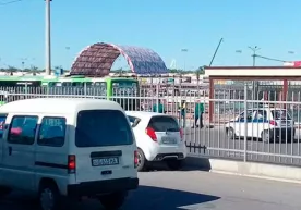 Toshkentda 2 ta avtobus to‘qnashdi va ulardan biri 2 nafar piyodani bosib ketdi фото