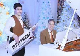 Turkmaniston prezidenti nabirasi bilan uch tilda qo‘shiq kuyladi (video) фото