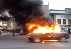 Toshkentda Audi avtomobili yonib ketdi (video) фото