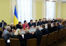 Zelenskiy Erondagi aviahalokat qurbonlari qarindoshlari bilan uchrashdi фото