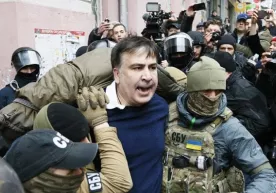 Томлар бўйлаб қочаётган Саакашвили мемга айланди фото