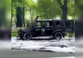 Тошкентда Mercedes-Benz машинаси ёниб кетди фото