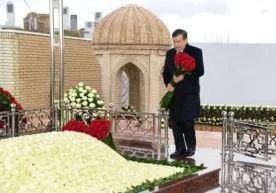Shavkat Mirziyoyev Samarqandda bo‘lib, Islom Karimov qabrini ziyorat qildi фото