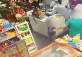 Олти яшар болакай отасини босқинчилардан ҳимоя қилди (видео) фото