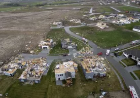 Halokatli tornado AQSH bo‘ylab yuzlab uylarga zarar yetkazdi (video) фото