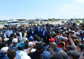 Qozog‘istonda suv toshqinidan jabrlanganlarga 100 ming tengedan kompensatsiya to‘lanadi фото