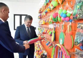 Prezident o‘yinchoqlar ishlab chiqarish jarayoni bilan tanishdi (foto) фото