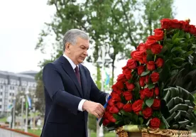 Şavkat Mirziyoyev Zafer Parkı'nı ziyaret etti ve anma törenine katıldı фото