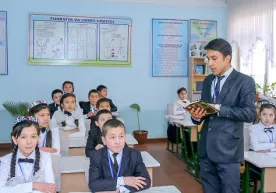 Erkak oʻqituvchilar maktabga qaytmoqda фото