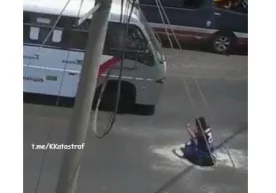 Koʻchada telefonda gaplashib, oyogʻining tagiga qaramaydiganlar uchun (video) фото