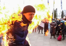 Зеленский офиси олдида бир киши ўзига ўт қўйиб юборди (фото +18) фото