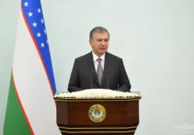 Шавкат Мирзиёев: «Қарсак чалаверсанглар, ура-ура қилаверсанглар, бизнинг ҳам оёғимиз ердан узилса, кейин одамлар кимга ишонади?» фото