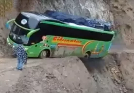 Peruda haydovchi avtobusni jarlikka tushib ketishidan qutqarib qoldi (video) фото