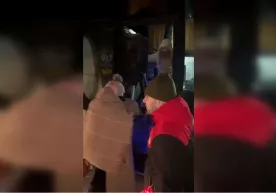 Aqto‘beda o‘zbekistonliklar nosoz avtobusdan evakuatsiya qilindi фото