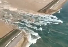Sardoba suv omboridan toshib chiqayotgan suv. Vertolyotdan olingan video фото