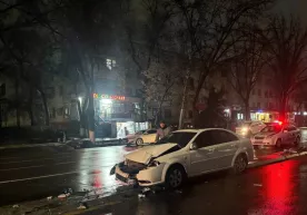 В Ташкенте автомобиль Lacetti столкнулся со столбом посреди дороги фото