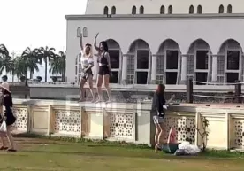 Masjid qarshisida behayo raqsga tushgan turistlar hibsga olindi фото