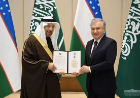 Shavkat Mirziyoyev  saudiyalik vazirni «Do‘stlik» ordeni bilan taqdirladi фото