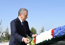 Shavkat Mirziyoyev Mustaqillik monumenti poyiga gul qo‘ydi фото