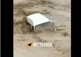 Самарқандда Дамас автомашинасини сел оқизиб кетди (видео) фото