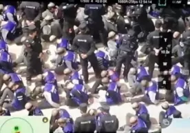 Кўзлари боғланган, оёқларига кишан тақилган уйғурлар... фото