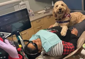 AQSHdagi stomatologiya klinikasida Olli laqabli kuchukcha ishlaydi фото