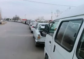 Andijon viloyatida gazga navbatda turgan haydovchi IIB xodimi tomonidan kaltaklandi фото