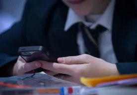 Ekspert fikri: "O‘quvchilarga dars paytida telefondan foydalanishga ruxsat berish kerak" фото