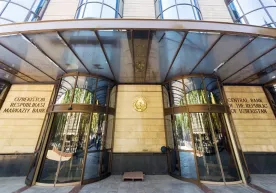 Markaziy bank 10 ta bankni jarimaga tortdi фото