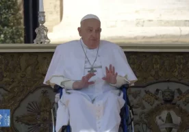 Pope Francis makes first public appearance after hospital release фото